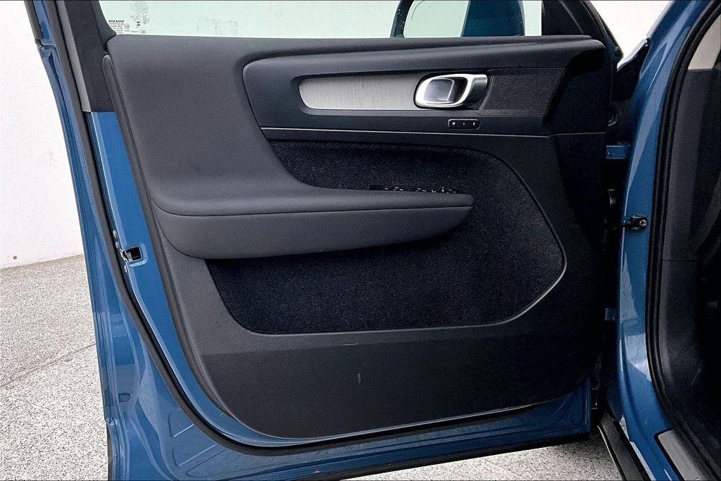 2025 Volvo XC40 B5 Plus Bright Theme