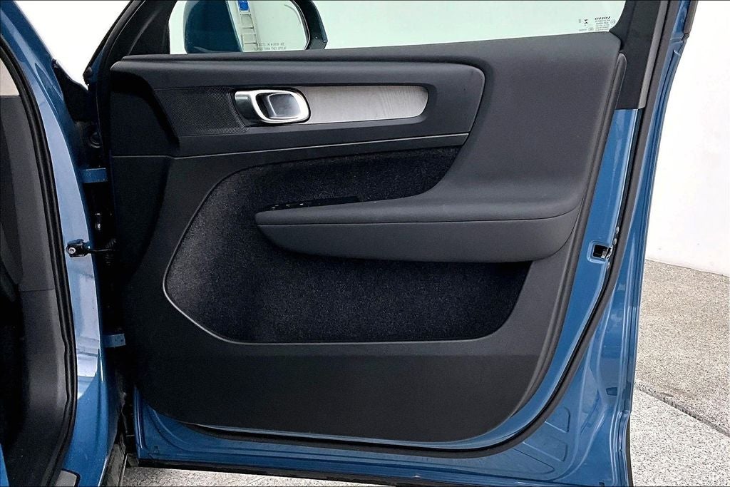 2025 Volvo XC40 B5 Plus Bright Theme