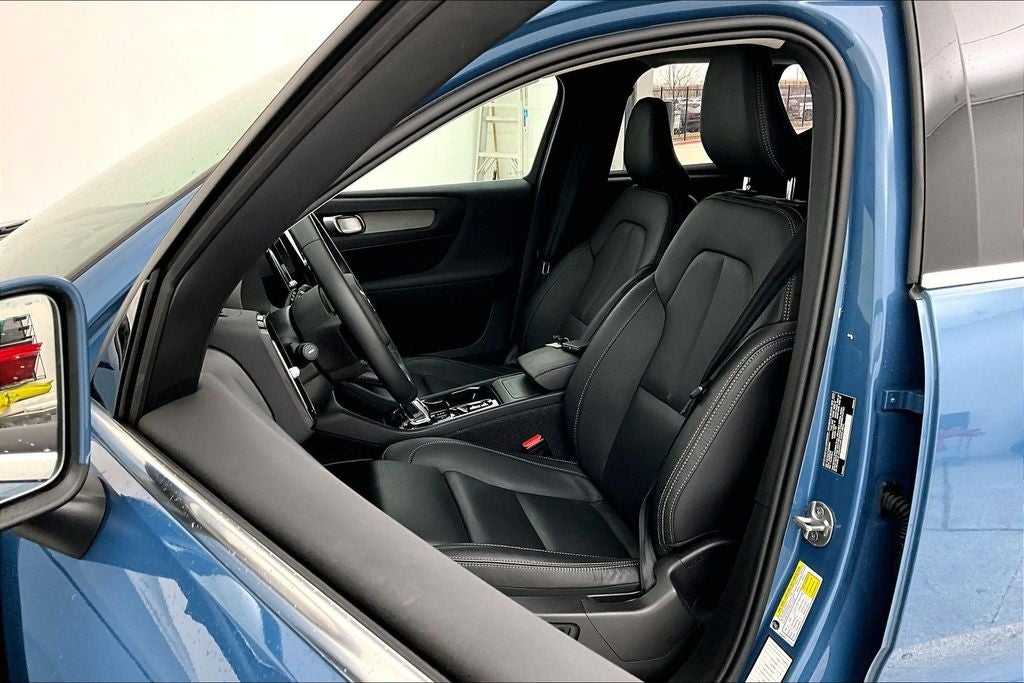 2025 Volvo XC40 B5 Plus Bright Theme