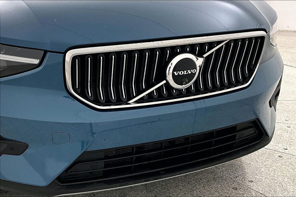 2025 Volvo XC40 B5 Plus Bright Theme