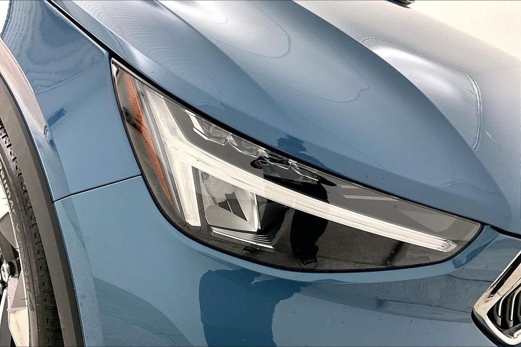 2025 Volvo XC40 B5 Plus Bright Theme