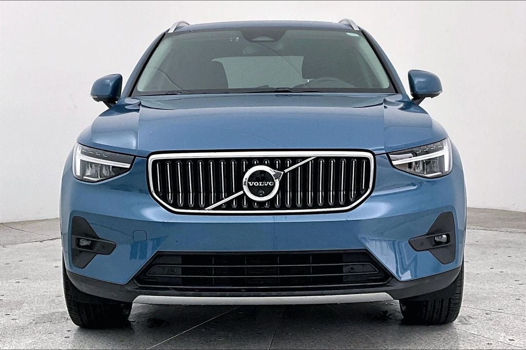 2025 Volvo XC40 B5 Plus Bright Theme