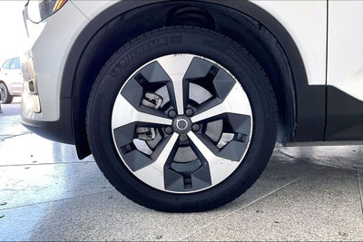 2023 Volvo XC40 B5 Plus Bright Theme