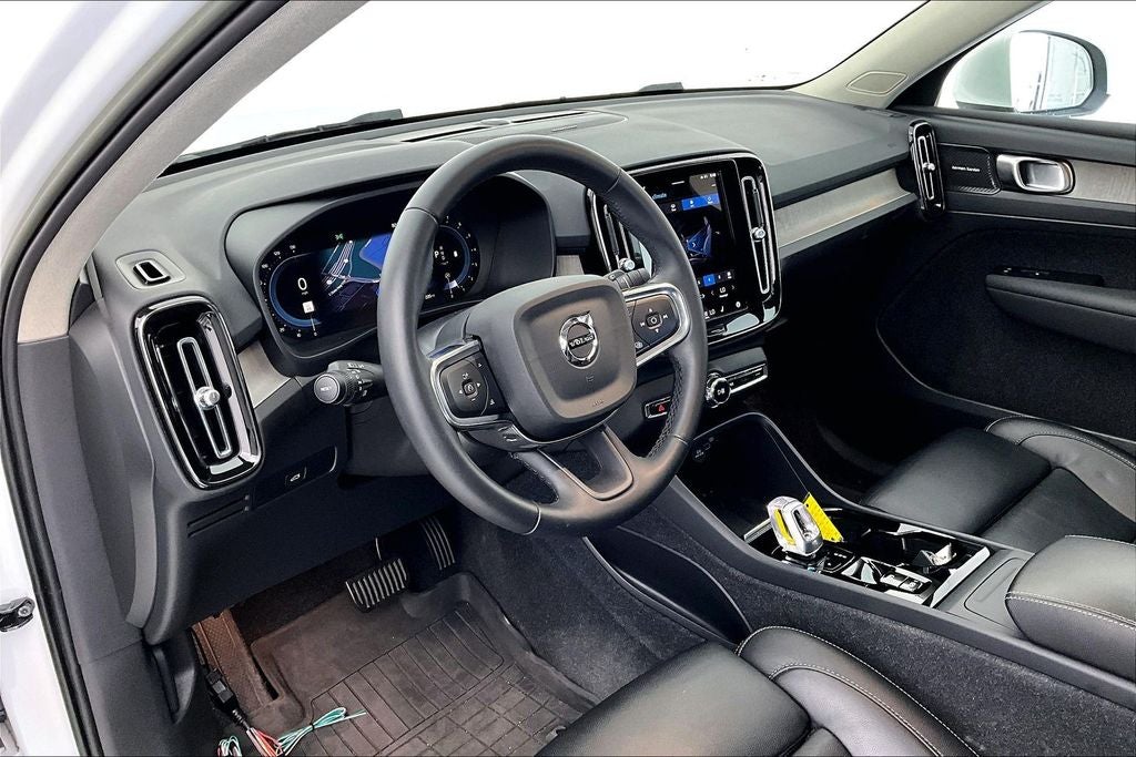 2023 Volvo XC40 B5 Plus Bright Theme