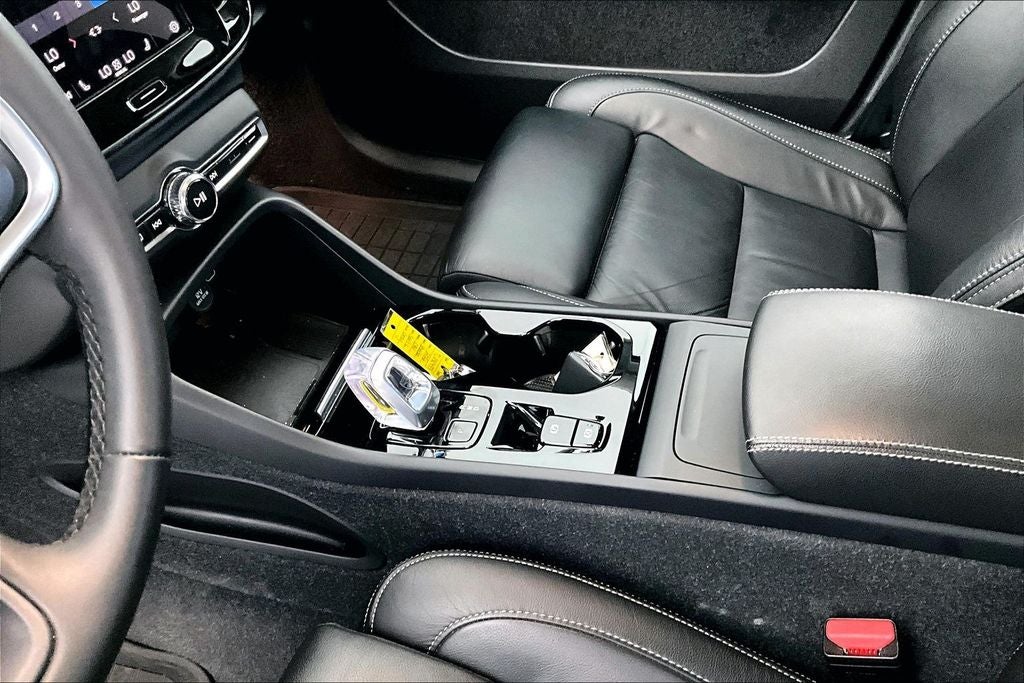 2023 Volvo XC40 B5 Plus Bright Theme