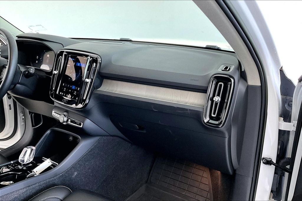 2023 Volvo XC40 B5 Plus Bright Theme