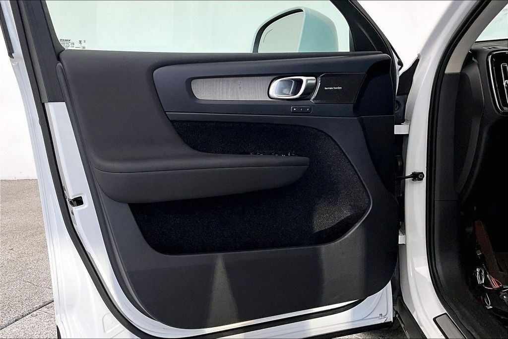 2023 Volvo XC40 B5 Plus Bright Theme