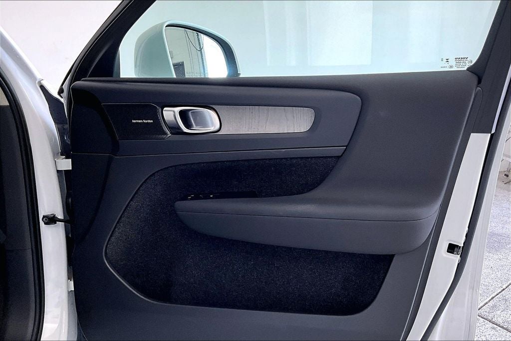 2023 Volvo XC40 B5 Plus Bright Theme