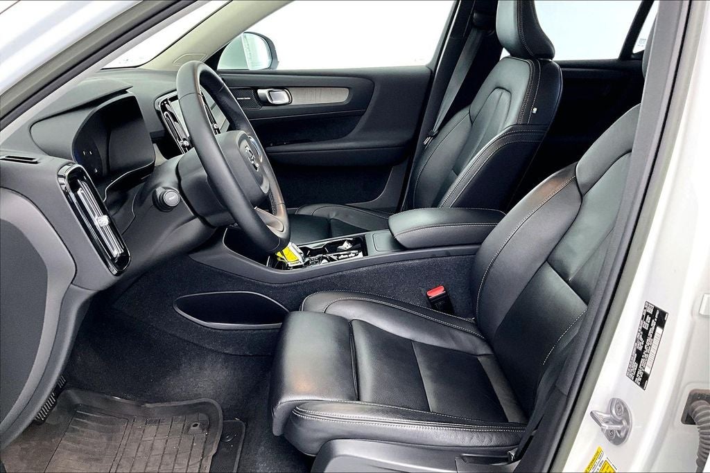 2023 Volvo XC40 B5 Plus Bright Theme