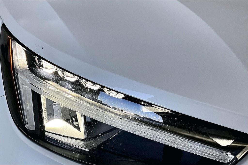 2023 Volvo XC40 B5 Plus Bright Theme