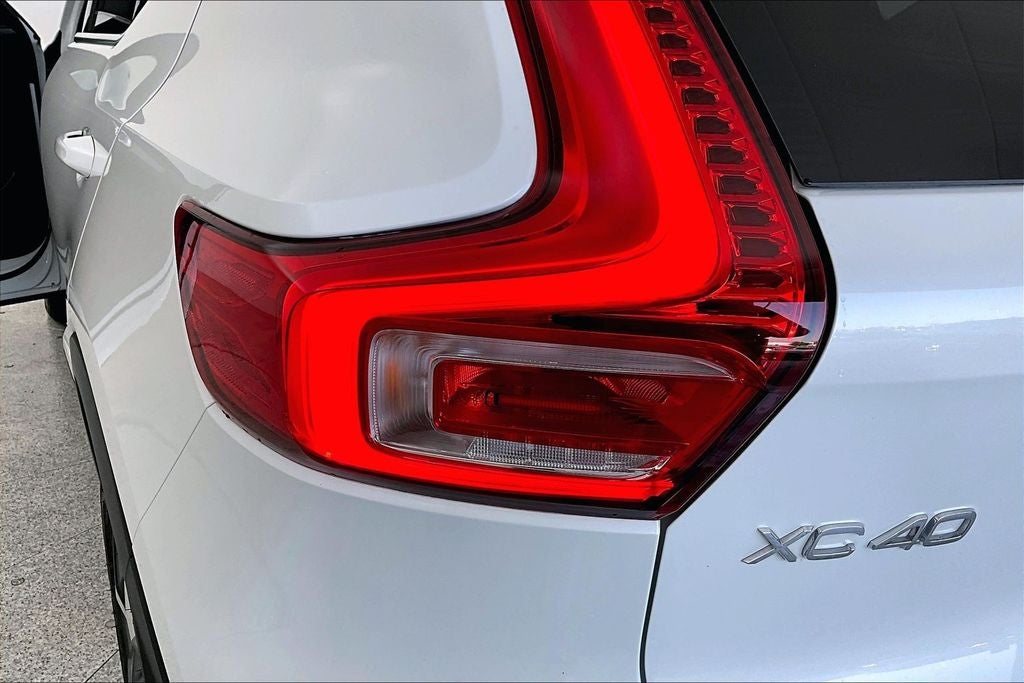 2023 Volvo XC40 B5 Plus Bright Theme