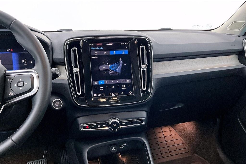 2023 Volvo XC40 B5 Plus Bright Theme