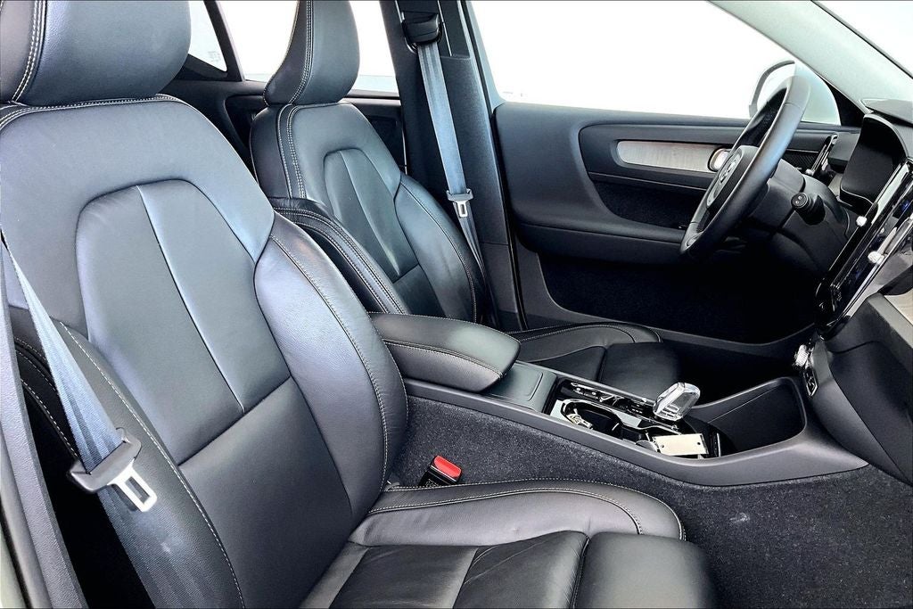 2023 Volvo XC40 B5 Plus Bright Theme