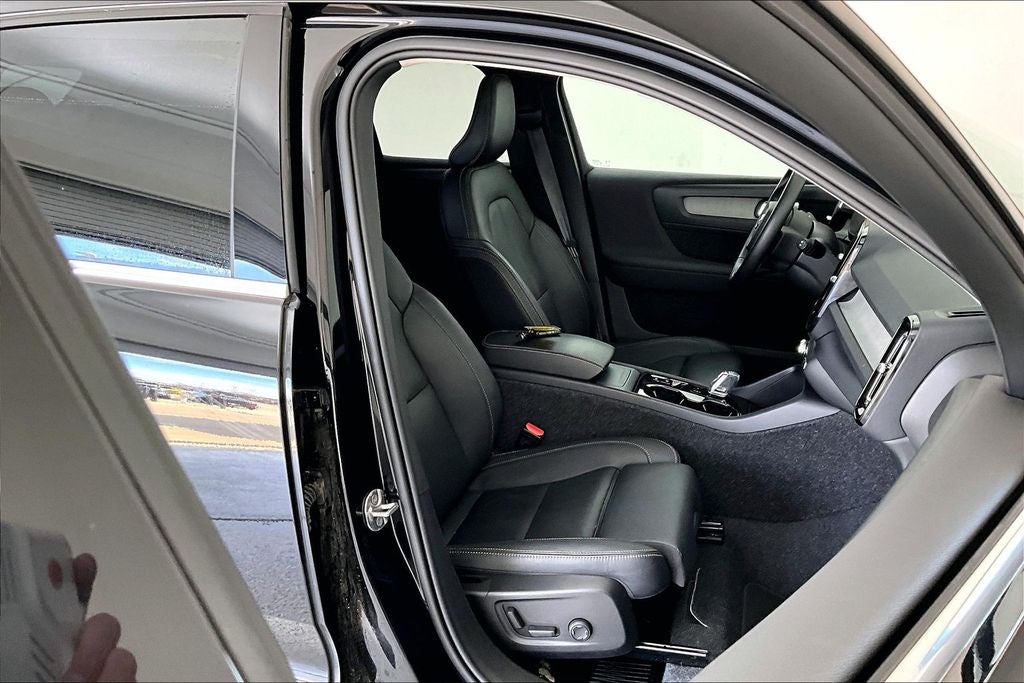 2025 Volvo XC40 B5 Plus Bright Theme