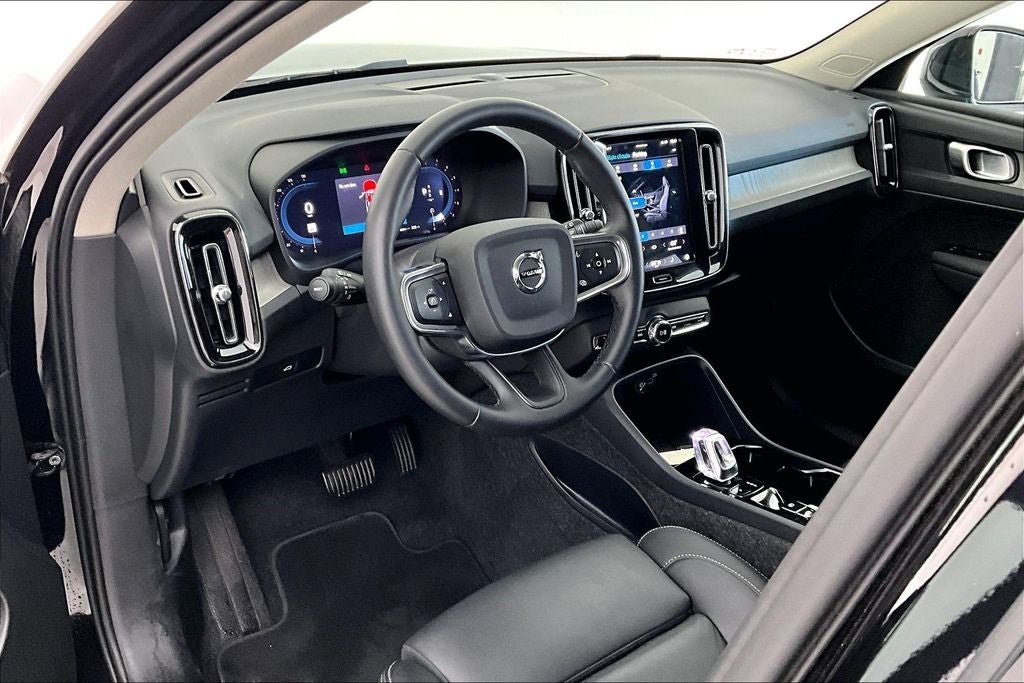 2025 Volvo XC40 B5 Plus Bright Theme