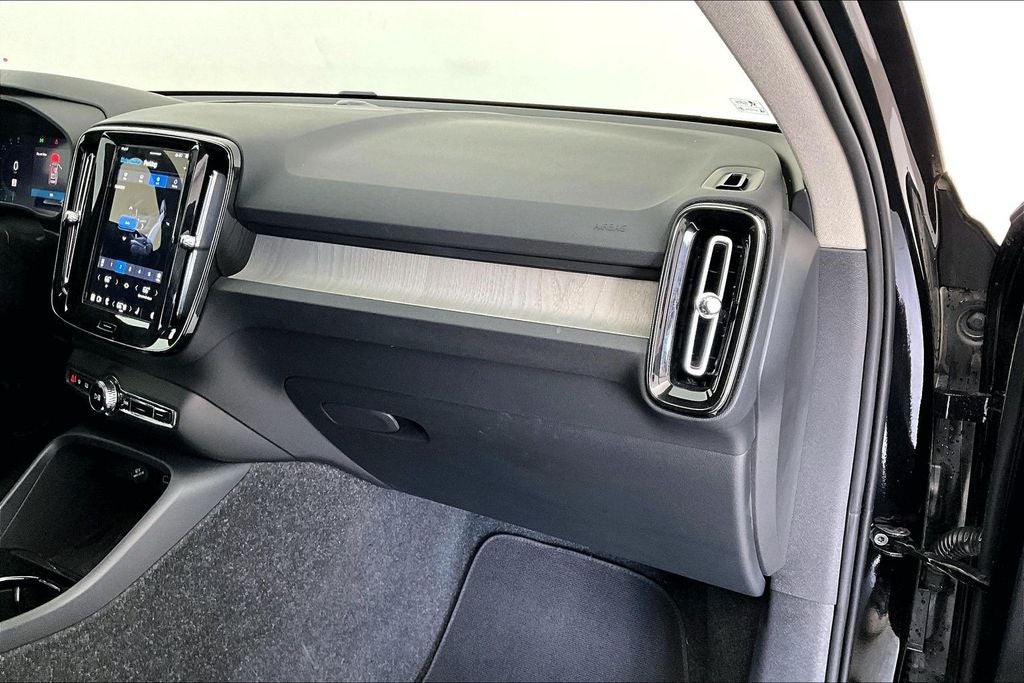 2025 Volvo XC40 B5 Plus Bright Theme