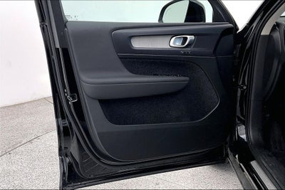 2025 Volvo XC40 B5 Plus Bright Theme