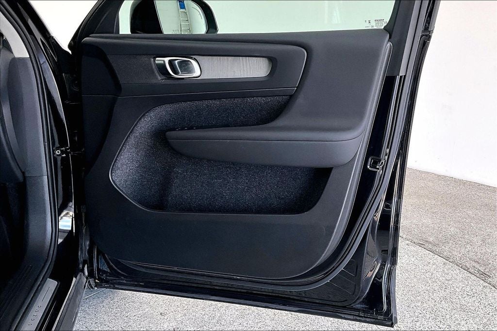 2025 Volvo XC40 B5 Plus Bright Theme