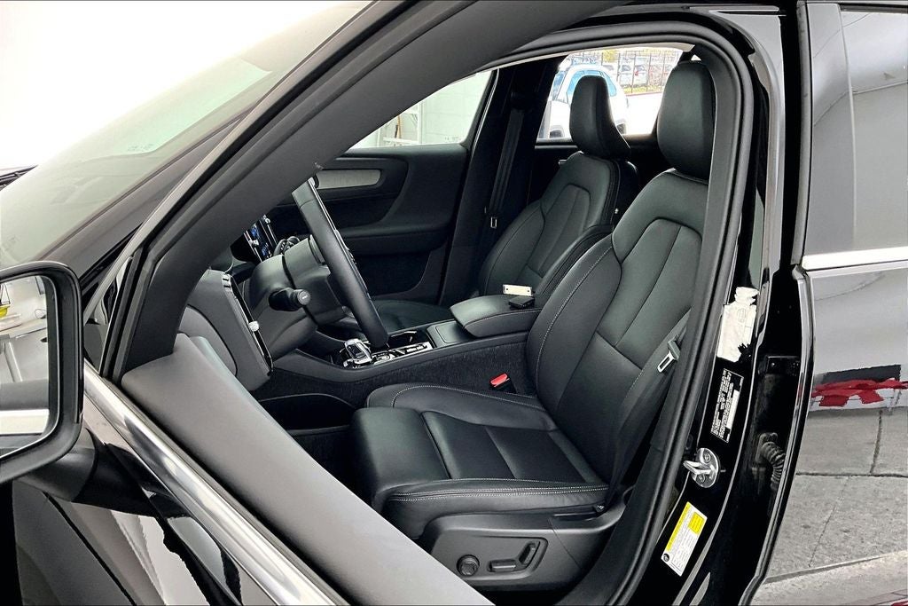 2025 Volvo XC40 B5 Plus Bright Theme