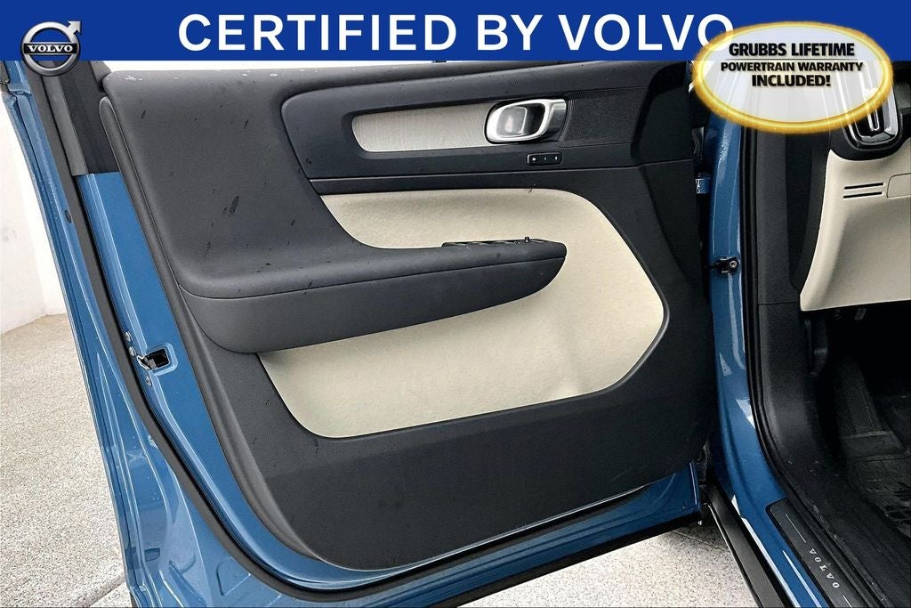 2023 Volvo XC40 B5 Plus Bright Theme