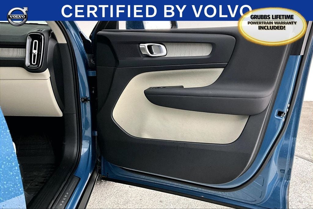 2023 Volvo XC40 B5 Plus Bright Theme