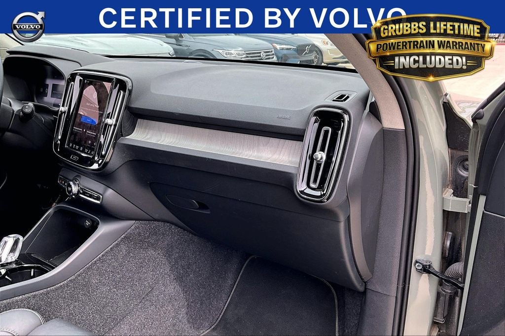 2025 Volvo XC40 B5 Plus Bright Theme