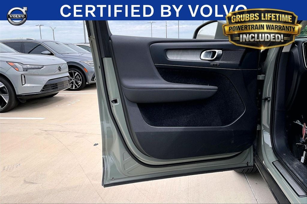 2025 Volvo XC40 B5 Plus Bright Theme