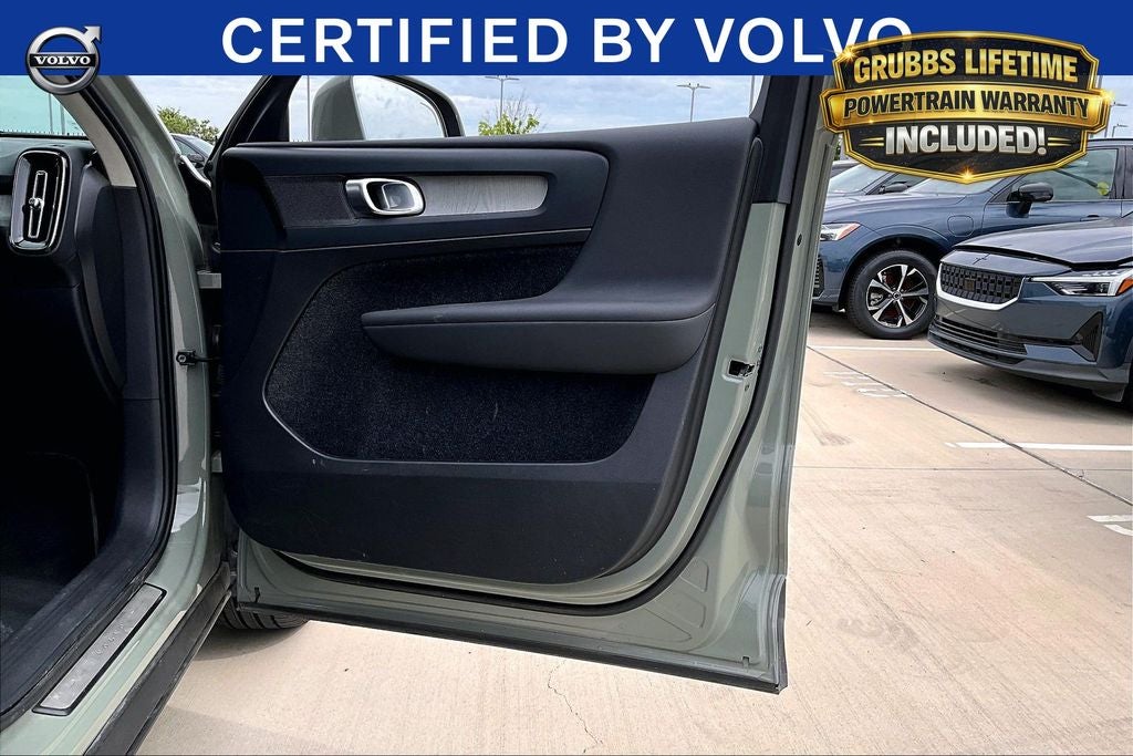 2025 Volvo XC40 B5 Plus Bright Theme