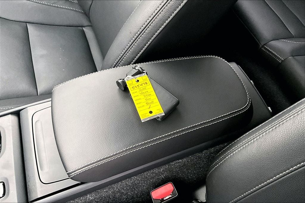 2025 Volvo XC40 B5 Core