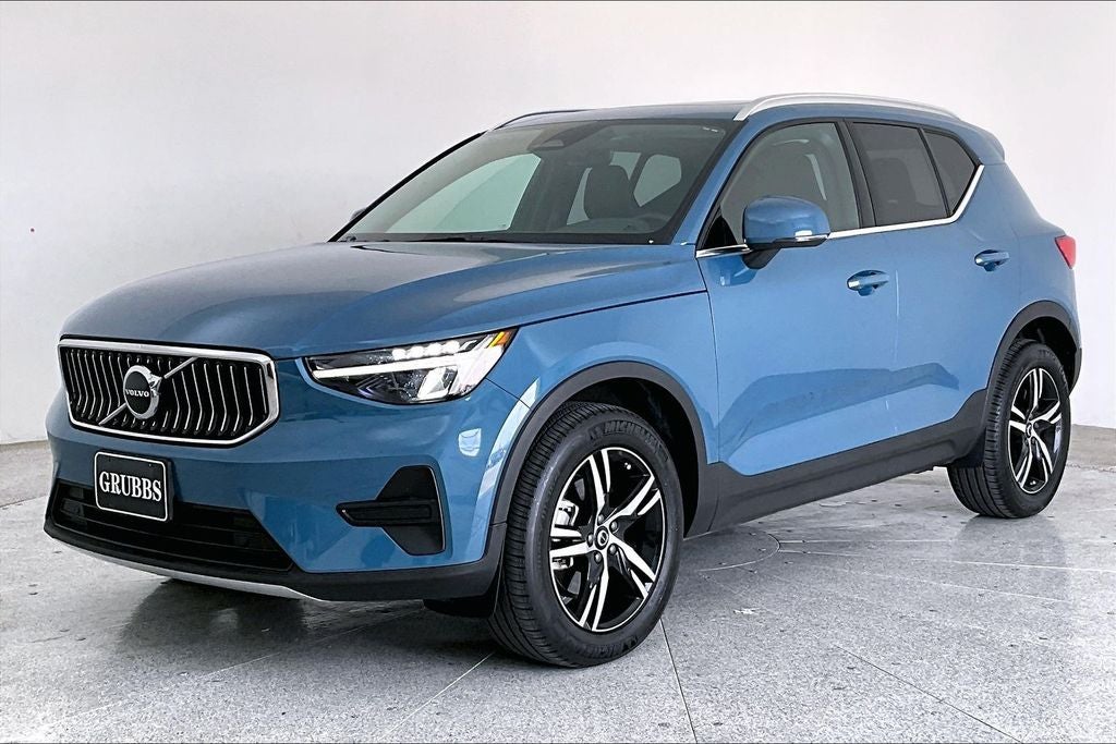 2025 Volvo XC40 B5 Core