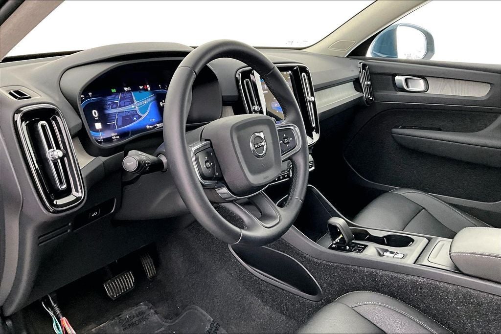 2025 Volvo XC40 B5 Core