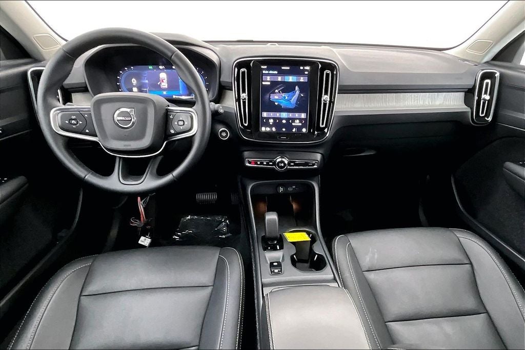 2025 Volvo XC40 B5 Core