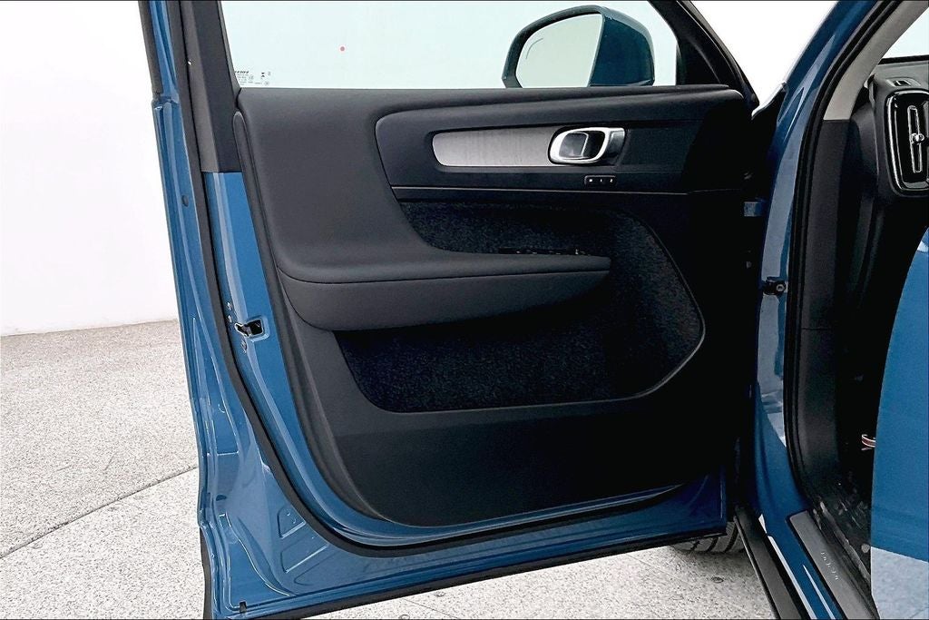 2025 Volvo XC40 B5 Core