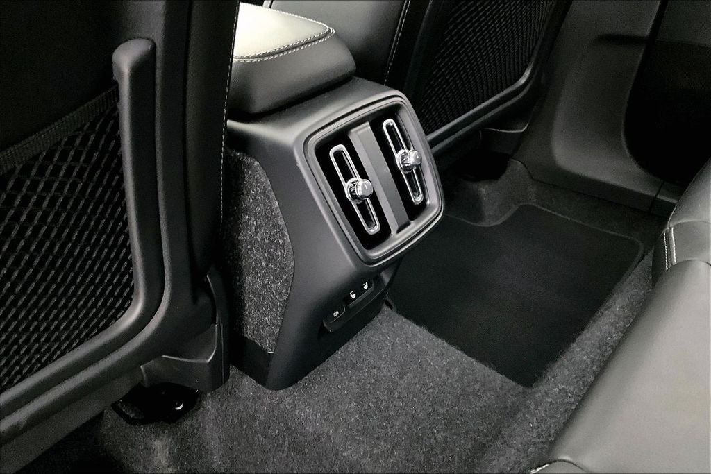 2025 Volvo XC40 B5 Core