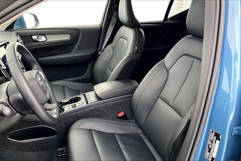 2025 Volvo XC40 B5 Core