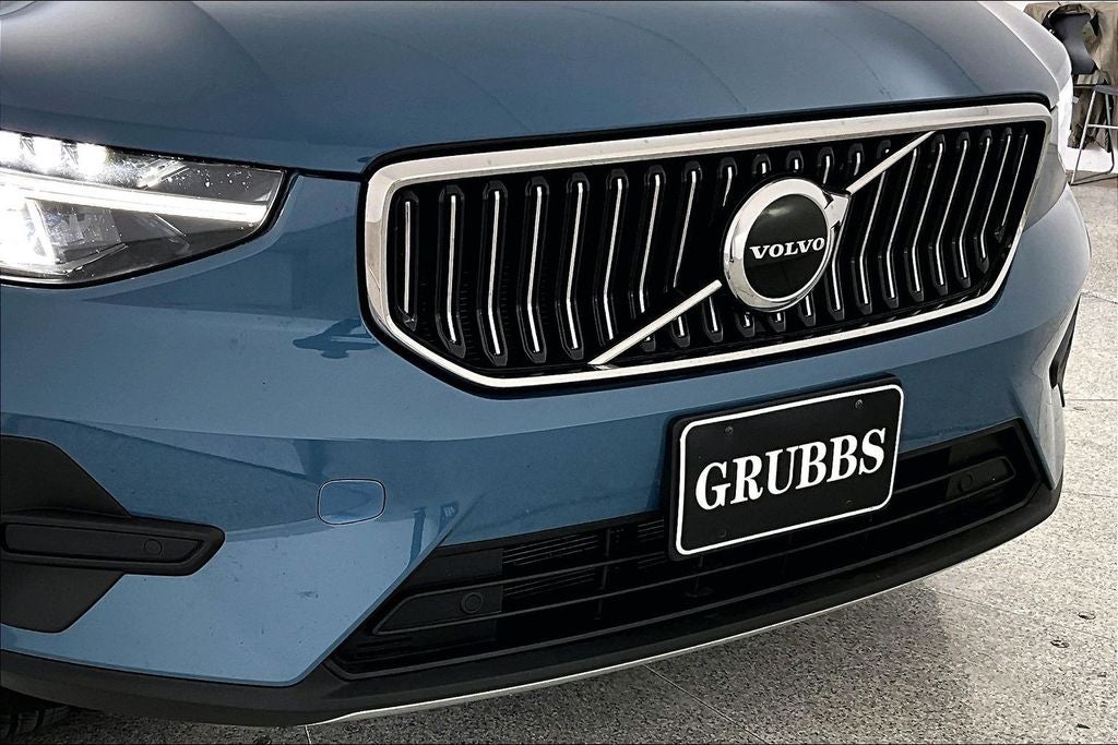 2025 Volvo XC40 B5 Core