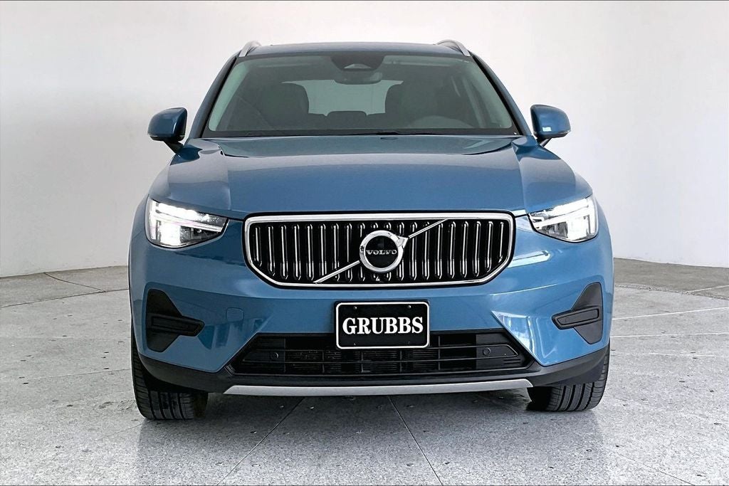 2025 Volvo XC40 B5 Core