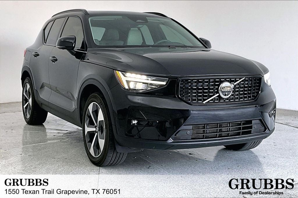 2024 Volvo XC40 B5 Plus Dark Theme