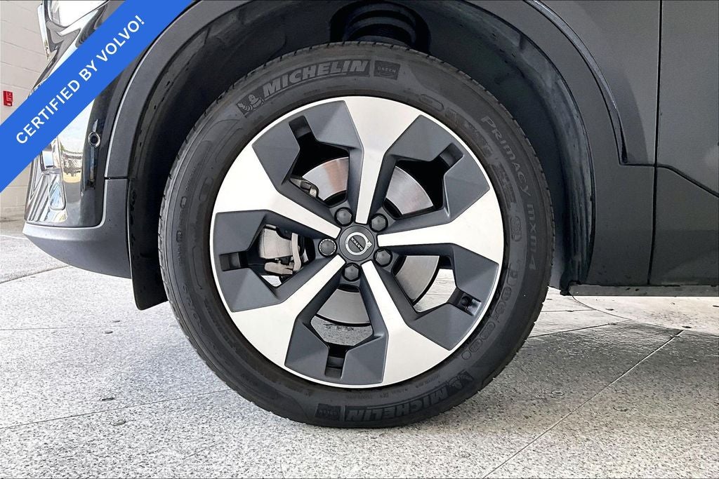2024 Volvo XC40 B5 Plus Dark Theme