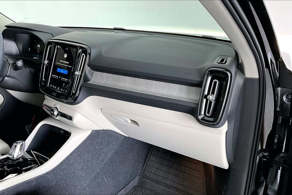 2024 Volvo XC40 B5 Plus Dark Theme