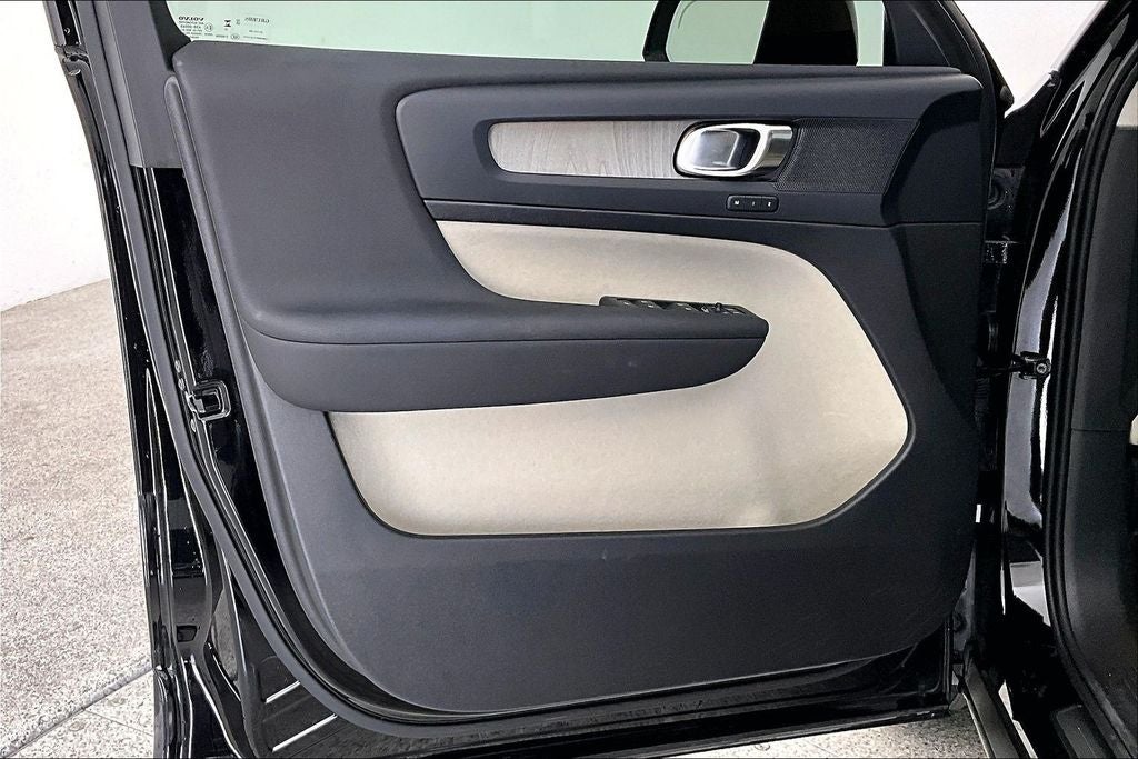 2024 Volvo XC40 B5 Plus Dark Theme