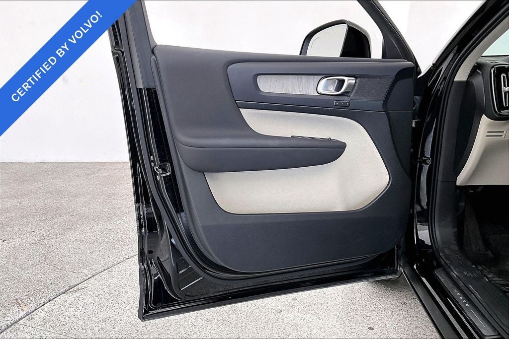 2024 Volvo XC40 B5 Plus Dark Theme
