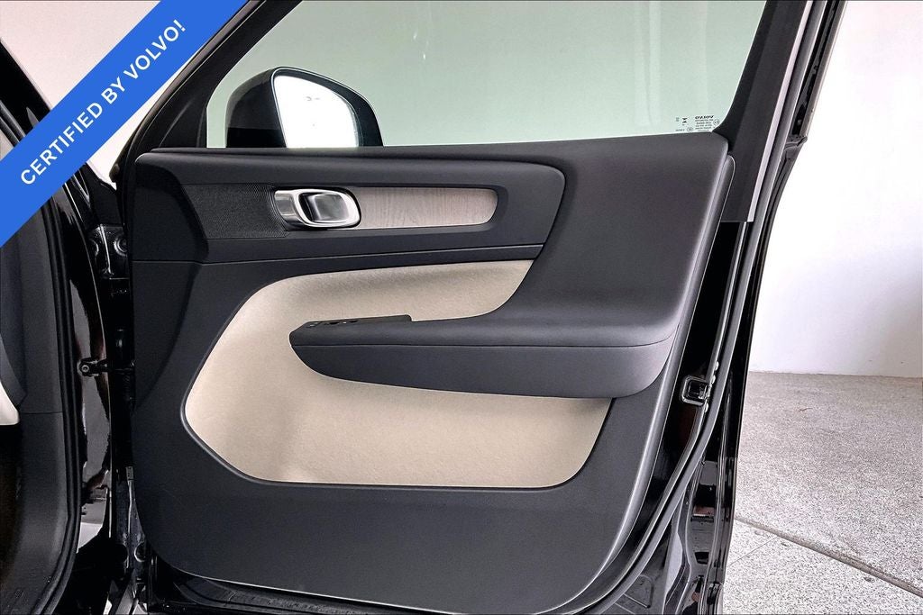 2024 Volvo XC40 B5 Plus Dark Theme