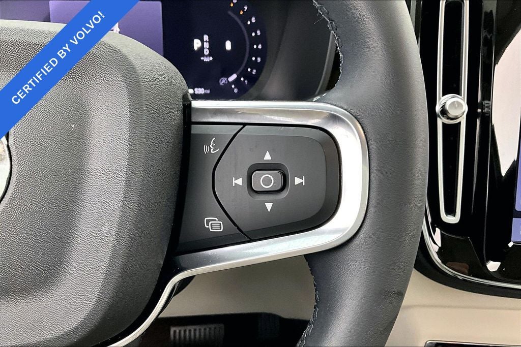 2024 Volvo XC40 B5 Plus Dark Theme