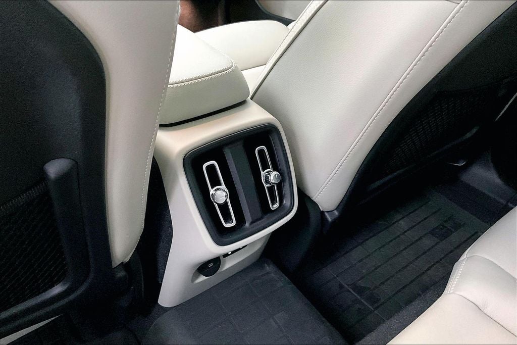 2024 Volvo XC40 B5 Plus Dark Theme