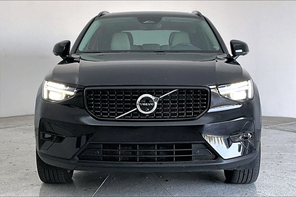 2024 Volvo XC40 B5 Plus Dark Theme