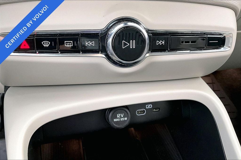 2024 Volvo XC40 B5 Plus Dark Theme