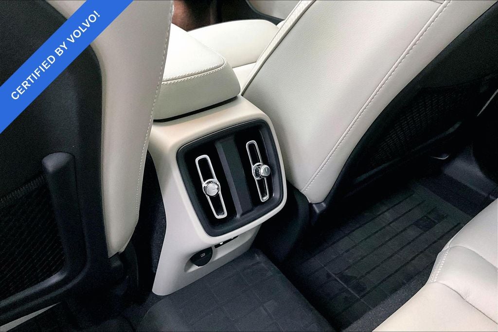 2024 Volvo XC40 B5 Plus Dark Theme