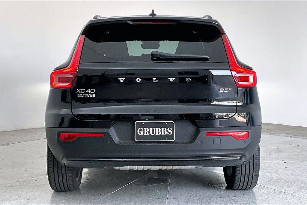 2024 Volvo XC40 B5 Plus Dark Theme