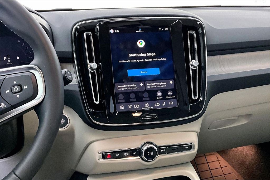 2024 Volvo XC40 B5 Plus Dark Theme